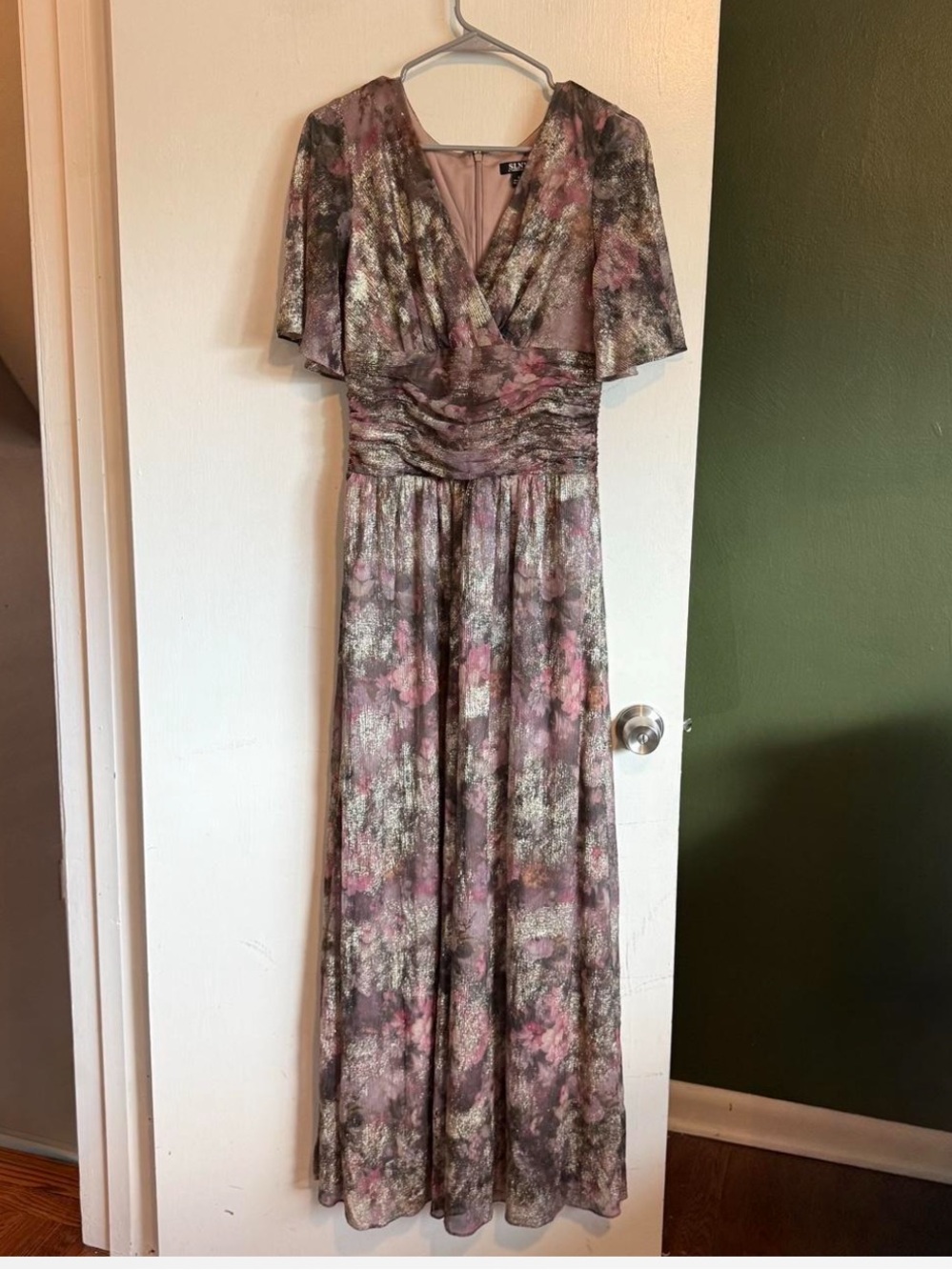 SLNY Fashions v-Neck Short Sleeve A Line Metallic floral print Gown
size 6
